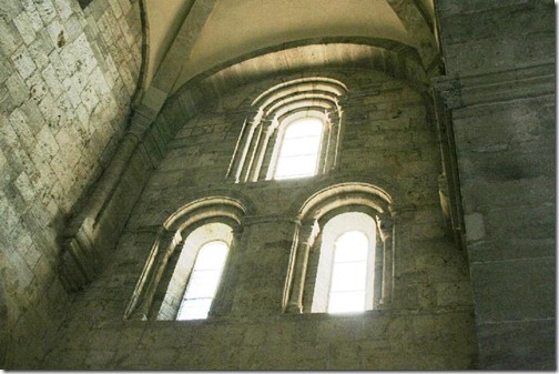Heiligenkreuz_Abteikirche-Langhaus-Drei Fenster 023
